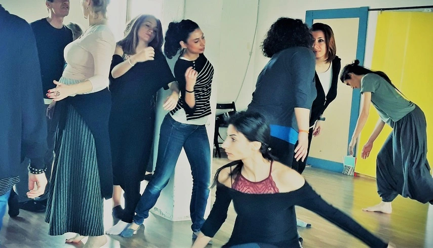 Danzaterapia Benevento, laboratorio “I processi tras-formativi adolescenziali attraverso i linguaggi della dmt integrata”